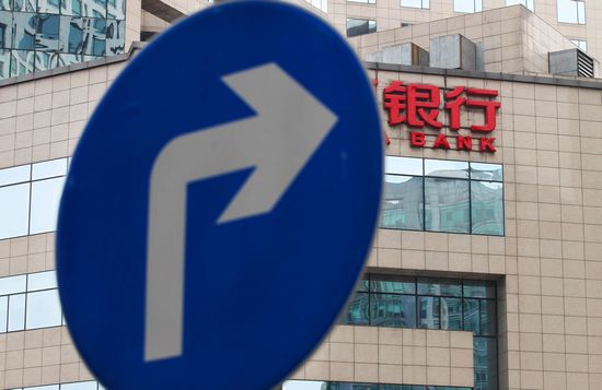 产业转型的方向和策略是什么？实施这些策略会遇到哪些