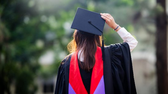 美联储报告发现：拥有大学学位的从事多份工作的美国人