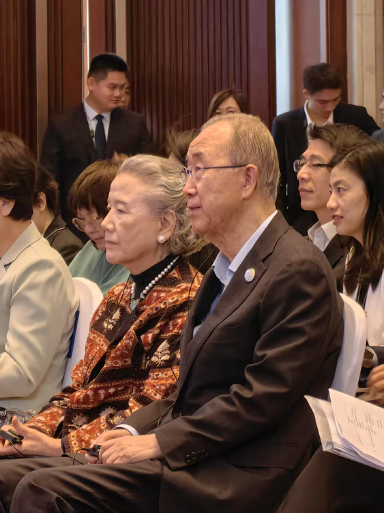 直击博鳌丨潘基文夫妇现身“健康”论坛，化身观众学习