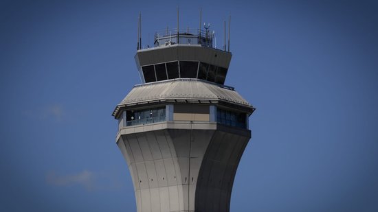 美国联邦航空管理局在数百次航班中断后考虑减少纽瓦克