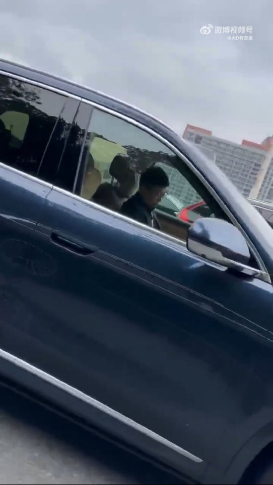 余承东被拍到开车疑似睡着 有人说言行合一，有人说他